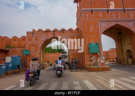 Jaipur, Inde - le 19 septembre 2017 : personnes non identifiées dans le passage des motos des portes d'entrée de la ville en Inde, Rajasthan, Jaipur Banque D'Images