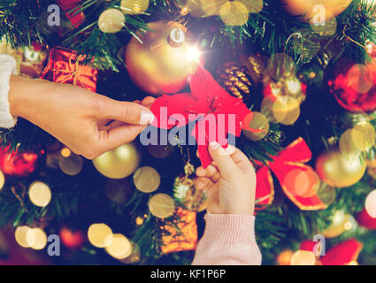 Close up of family decorating Christmas Tree Banque D'Images