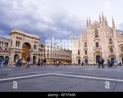 Milan, Italie - août 09,2017 : la cathédrale de Milan, le Duomo di Milano, court après le coucher du soleil. Banque D'Images