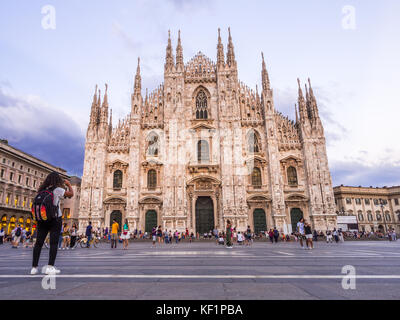 Milan, Italie - août 09,2017 : la cathédrale de Milan, le Duomo di Milano, court après le coucher du soleil. Banque D'Images