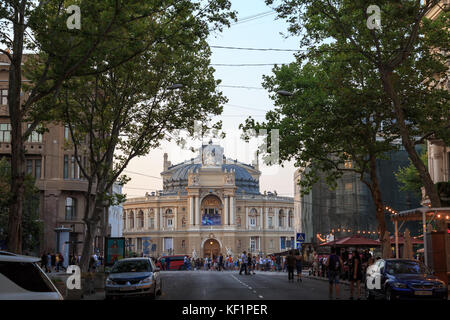 À rishelievska street à Odessa, Ukraine - 2 août 2017 : opéra d'Odessa de rishelievska street à Odessa, Ukraine. Banque D'Images