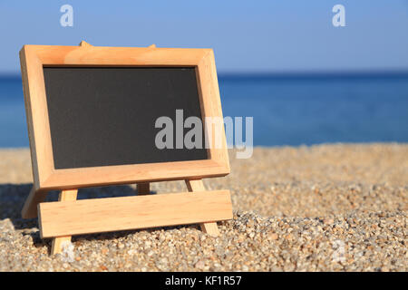 Tableau noir en blanc sur la plage Banque D'Images