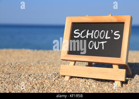 Tableau noir avec School's Out texte sur la plage Banque D'Images