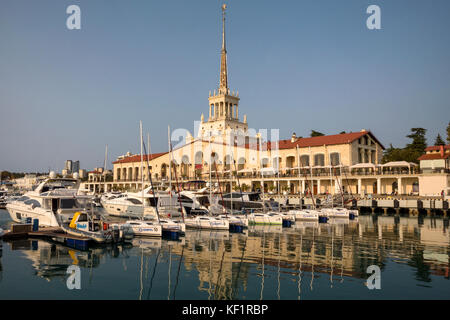 Vue sur mer commercial port de yachts de luxe, moteur et bateaux à voile, port maritime en centre de Sotchi, Russie. Reflet de la gare maritime dans l'eau. Banque D'Images