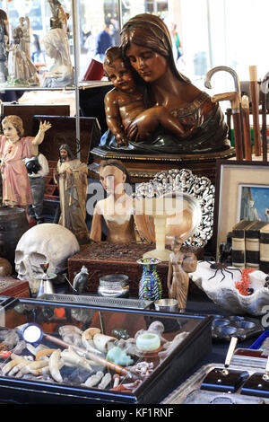 BARCELONE, ESPAGNE-13 novembre 2014 : gros plan d'un ancien marché de Plaça Reial avec des icônes et des statues religieuses et un crâne humain. Banque D'Images