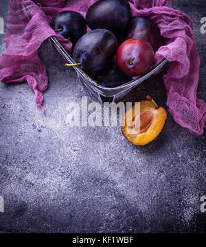 Les prunes sucré frais sur fond de béton Banque D'Images