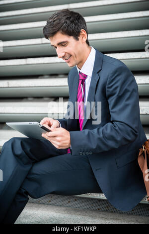 Businessman using a tablet pour la communication ou l'espace de stockage des données Banque D'Images
