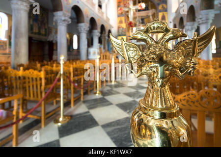 Détail d'un aigle bicéphale symbole orthodoxes à l'intérieur de l'église de Aghios constantinos sur la promenade de Volos, magnésie, Thessalie, Grèce. Banque D'Images