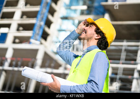 L'étude de plan d'architecte at construction site Banque D'Images