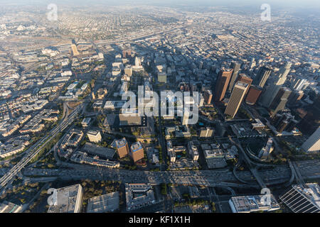 Après-midi d'été smog vue aérienne du centre-ville de los angeles civic center et Bunker Hill dans le sud de la Californie. Banque D'Images