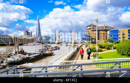 Wapping, East London. Le Tower Bridge et le Fragment vu de la Thames Path à côté de l'Ermitage Riverside Memorial Garden. Banque D'Images