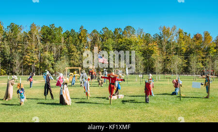 Champ rempli d'épouvantails suspendus sur l'affichage pour les vacances américaines d'Halloween dans l'Alabama rural, États-Unis. Banque D'Images