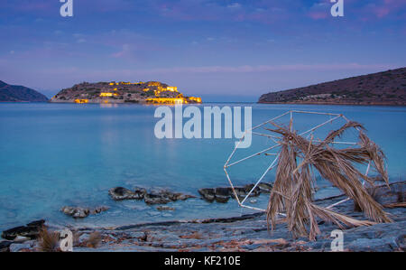 Vue sur l'île de Spinalonga au coucher du soleil avec de beaux nuages et mer calme, Crète, Grèce. Banque D'Images