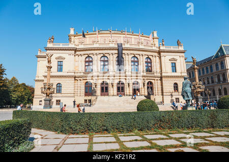 Prague, République tchèque - Le 29 septembre 2017 : la construction d'rudolfiunum salles de concert sur la place Jan Palach avec des personnes non identifiées, Prague, République tchèque Banque D'Images