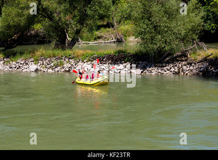 Les jeunes enfants et adultes rafting sur le Danube, en Slovaquie. Banque D'Images