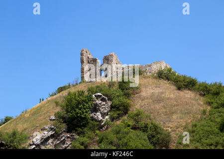 Vue de la rivière du Danube de ruines de château sur une colline dans la région de Bratislava, Slovaquie . Banque D'Images