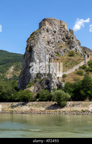 Vue de la rivière du Danube de ruines de château sur une colline dans la région de Bratislava, Slovaquie . Banque D'Images