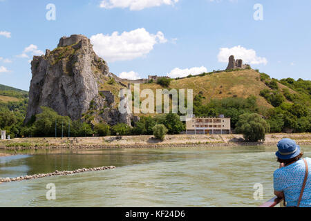 Vue de la rivière du Danube de ruines de château sur une colline dans la région de Bratislava, Slovaquie . Banque D'Images