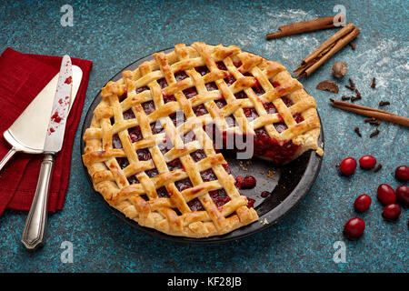 Vin chaud apple pie en treillis de canneberges Banque D'Images