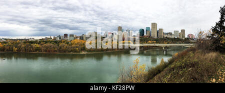 Un panorama d'edmonton, Alberta, canada avec aspen colorés en automne Banque D'Images