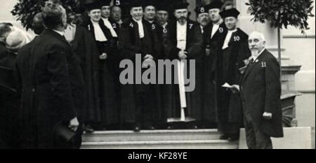 Cette photographie en noir et blanc de 1923 capture une scène de Nimègue, une ville des pays-Bas. L'image offre un aperçu du paysage urbain et de la vie quotidienne au début du XXe siècle, montrant des scènes de rue et l'architecture de l'époque. Banque D'Images