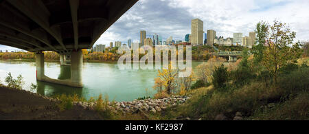 Un panorama d'Edmonton, Canada avec aspen colorés à l'automne Banque D'Images