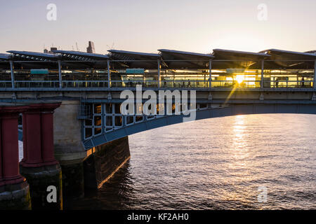 London Blackfriars les gares enjambant la Tamise, Londres, Angleterre, Royaume-Uni Banque D'Images