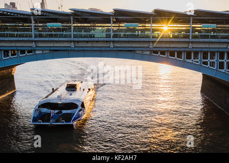 London Blackfriars les gares enjambant la Tamise, Londres, Angleterre, Royaume-Uni Banque D'Images