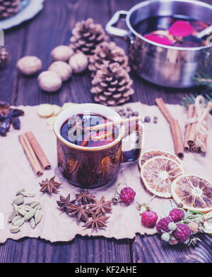 Boisson alcoolisée Vin chaud dans la tasse en céramique brun sur papier kraft, vintage toning Banque D'Images