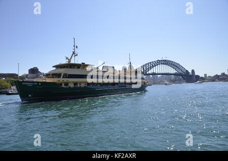 Ferry sydney dame northcott laissant Circular Quay à Sydney, avec le pont du port à l'arrière-plan Banque D'Images