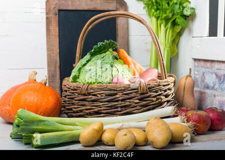 Des légumes crus à cuisine française pot-au-feu avec chalkboard Banque D'Images