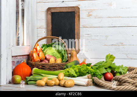 Des légumes crus à cuisine française pot-au-feu avec chalkboard Banque D'Images