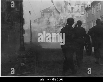 Le rapport Stroop documente le soulèvement du ghetto de Varsovie, l'un des événements les plus significatifs de l'Holocauste. Il fournit un compte rendu historique de la résistance contre les forces nazies en 1943, capturant la répression brutale et l'héroïsme des combattants juifs. Banque D'Images