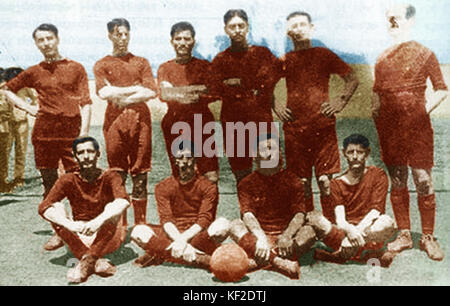 Cette image de 1908 montre le Podosfairikos Omilos Athinon, un important club de football grec, dans une photo historique. L'image illustre les premières années de l'histoire du football grec. Banque D'Images