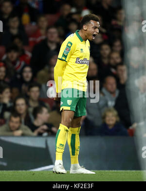 Josh Murphy, de Norwich City, célèbre le premier but de son équipe lors de la Carabao Cup, quatrième tour au stade Emirates, Londres. Banque D'Images