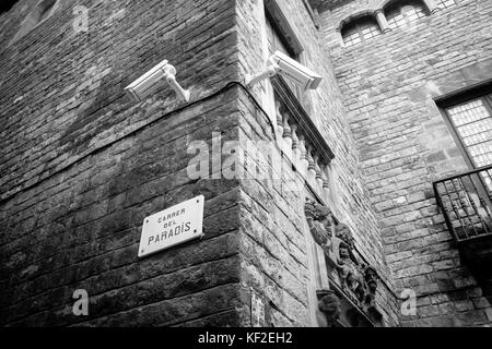 Deux caméras CCTV sur Carrer Del Paradis, rue paradisiaque, à Barcelone, Espagne. Banque D'Images