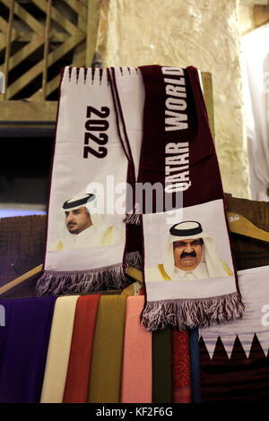 SOUQ WAQIF, DOHA, QATAR - 23 OCTOBRE 2017 : foulards Coupe du monde 2022 en vente dans le souq, avec les portraits des deux derniers dirigeants Banque D'Images