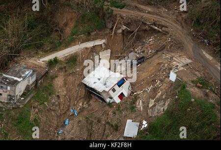 Un glissement de terrain causé par les fortes pluies et le vent apporté par l'Ouragan Maria détruit plusieurs maisons, 30 septembre 2017 à Utuado, Puerto Rico. Banque D'Images