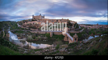 Tolède, Espagne ville skyline sur le Tage. Banque D'Images