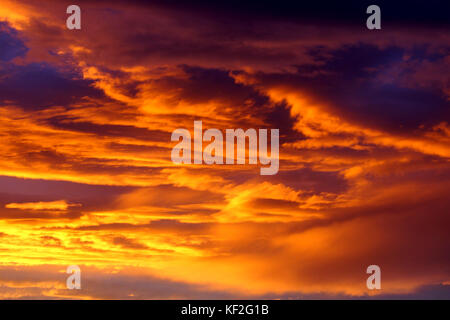 Montréal,Canada,24,octobre,2017.L'établissement sunrise une lueur dans les nuages légèrement tuilée. Credit:Mario Beauregard/Alamy live news Banque D'Images