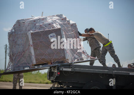 Les soldats de l'US Air Force déchargent des palettes de nourriture et de fournitures d'urgence à l'aéroport Rafael Hernandez pendant les efforts de secours à la suite de l'ouragan Maria le 9 octobre 2017 à Aguadilla, Porto Rico. Banque D'Images