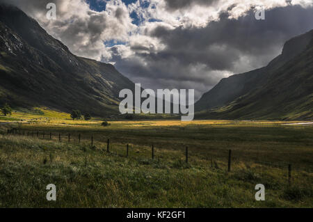 La vallée glaciaire de Glen Coe en Écosse Highlands de l'ouest du soleil en été, un désert montagneux très populaire auprès des marcheurs et grimpeurs. Banque D'Images