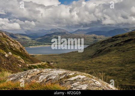 Vue d'une colline à l'ouest île de Skye écossais dans la belle vallée sauvage au détroit de Kyle rhea et le continent dans le soleil de l'été Banque D'Images