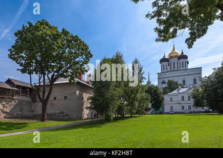 PSKOV, RUSSIE-CIRCA AUG, 2017 : La vue de la cathédrale de la Trinité à partir de la zone intérieure. Le Kremlin de Pskov Krom ou Banque D'Images