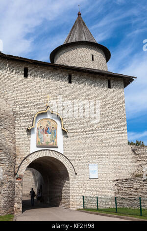 PSKOV, RUSSIE-CIRCA AUG 2017 : Arch et Gate sont en mur forteresse. Entrée de la cour intérieure de la cathédrale de la Trinité. Le Kremlin de Pskov Krom ou. Banque D'Images