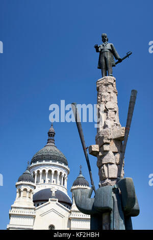 Statue d'Avram Iancu avec Dormition de la Theotokos Cathédrale, Cathédrale Orthodoxe, Cluj dans l'arrière-plan sur un ciel bleu clair Banque D'Images