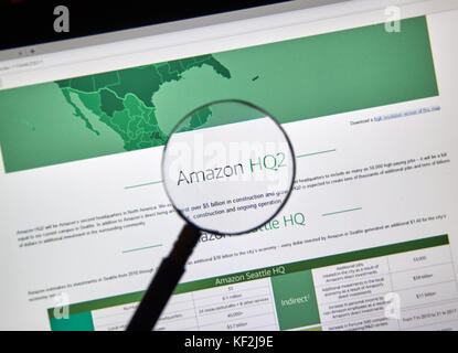 Montréal, Canada - 24 octobre 2017 : Amazon deuxième description de l'administration centrale et la carte sur site sous loupe. amazon ac2 sera amaz Banque D'Images