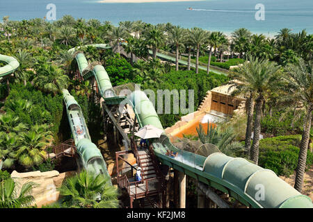 Faites glisser dans l'eau au parc aquatique Aquaventure Hotel Atlantis, the Palm Jumeirah, Dubai, Émirats arabes unis Banque D'Images