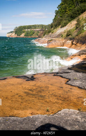 Munising, Michigan - la rive du lac Supérieur en Pictured Rocks National Lakeshore. Banque D'Images