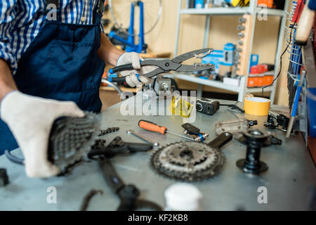 Processus de travail à l'atelier de réparation de vélos Banque D'Images